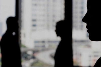 Apabila kepercayaan isteri sudah retak, bukan mudah untuk membinanya semula. - Gambar hiasan