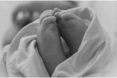 Seorang bayi lelaki yang masih bernyawa ditemukan tertimbus dalam tanah berhampiran sebuah rumah sewa di Jalan Airport semalam. - Foto hiasan