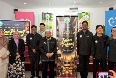 Mohd Suhaimi (empat dari kiri) bersama barisan pelakon drama pendek, Jalan Pulang.