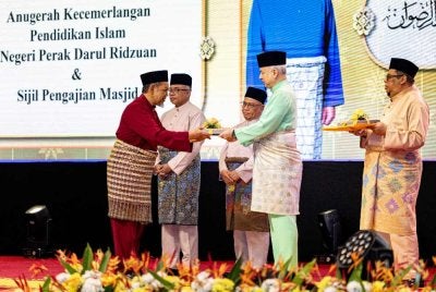 Sultan Nazrin Shah (dua dari kanan) berkenan menyampaikan Anugerah Khas Pendidik Tahun 2026 kepada Mohd Zulkhairi Mohd Nor pada Majlis Anugerah Kecemerlangan Pendidikan Islam Negeri Perak Darul Ridzuan Tahun 1448H / 2026M hari ini. Foto: Bernama 