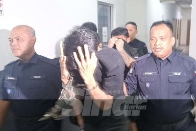Empat lelaki didakwa di Mahkamah Sesyen Johor Bahru pada Khamis.