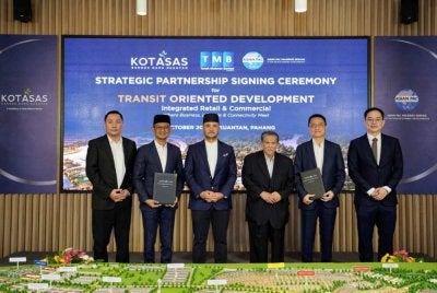 Pengarah Eksekutif Tanah Makmur Berhad,Tengku Panglima Raja Brigedier Jeneral Tengku Amir Nasser Ibrahim Shah Al-Sultan Abdullah Ri’ayatuddin Al-Mustafa Billah Shah (tiga dari kiri) hadir menyaksikan Majlis menandatangani perjanjian antara anak syarikat Asian Pac, Everest Pioneer dan KotaSAS.