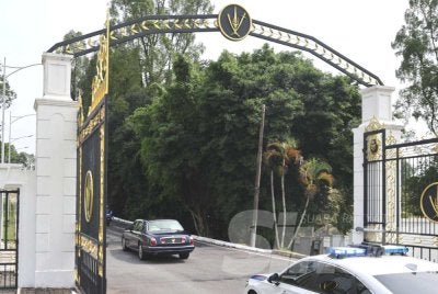 Kenderaan dinaiki Tuanku Muhriz dilihat tiba di Istana Hinggap.