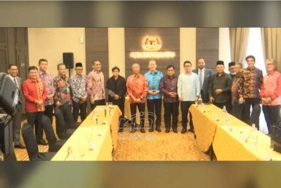 Tujuh ahli Parlimen pembangkang menandatangani CSA dengan Kerajaan Madani pada Khamis.