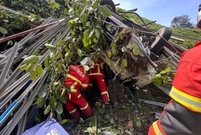 Keadaan di lokasi kemalangan membabitkan sebuah lori membawa muatan besi di Jalan Keningau-Kimanis, Papar.