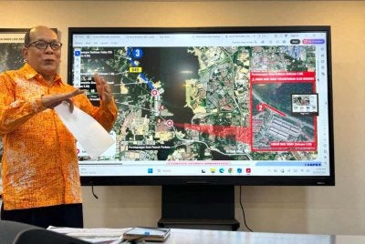 Izham memberi penerangan berhubung isu kesesakan di Persiaran Mokhtar Dahari, Shah Alam pada Khamis.