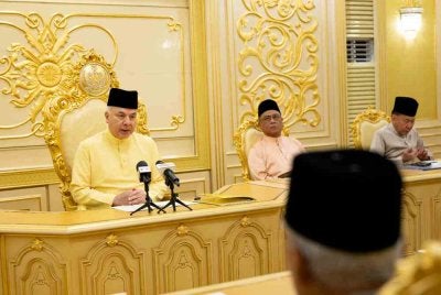 Sultan Nazrin Shah berkenan bertitah ketika mempengerusikan Mesyuarat Dewan Negara Perak ke-175 di Istana Iskandariah pada Khamis. Foto Bernama 