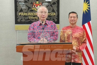  Ka Siong (kiri) pada sidang media di Parlimen pada Khamis.