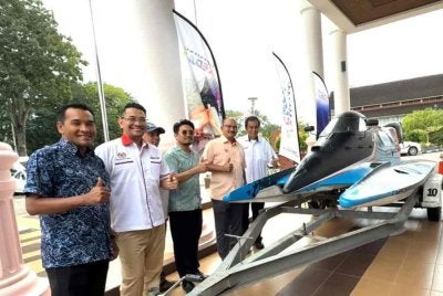 Mohd Salleh (dua dari kanan) bersama bot laju F3000 yang akan digunakan dalam Kejohanan Bot Laju Dunia Kedah 2026.