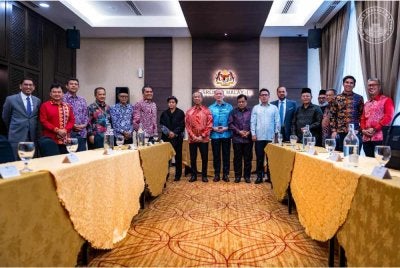 Timbalan Perdana Menteri II, Datuk Seri Fadillah Yusof (tengah) bersama ahli Parlimen yang menandatangani CSA - FOTO: FB Anwar Ibrahim