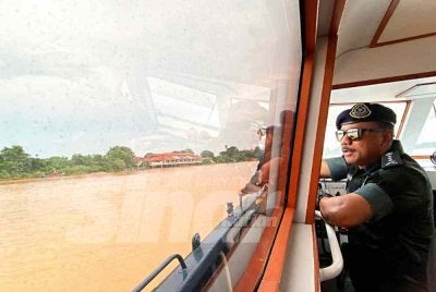 Mohd Yusoff melakukan tinjauan ke perairan di Sungai Kelantan di sekitar Tumpat dan Kota Bharu pada Khamis yang dipercayai menjadi laluan baharu PATI ke negara ini selepas pangkalan haram di sepanjang Sungai Golok ditutup sepenuhnya sejak 1 Disember 2024. Foto:SINAR HARIAN/HAZELEN LIANA KAMARUDIN