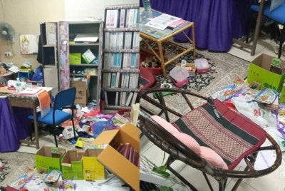 Keadaan bilik kaunseling yang dipecah masuk individu bertopeng di sebuah sekolah di Sunagi Siput pada Ahad. 