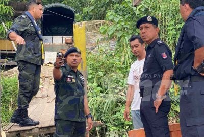 Mohd Yusoff (dua dari kiri) berbual dengan penduduk tempatan semasa melakukan tinjauan ke perairan di Sungai Kelantan di Tumpat serta Kota Bharu yang dipercayai menjadi laluan baharu penyeludupan PATI ke negara ini selepas pangkalan haram di sepanjang Sungai Golok ditutup sepenuhnya sejak 1 Disember 2024. Foto SINAR HARIAN/HAZELEN LIANA KAMARUDIN