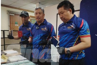 Zakaria (tengah) pada sidang media kejayaan kes menumpaskan sindiket warga asing yang menjalankan penipuan dalam talian pada Khamis.