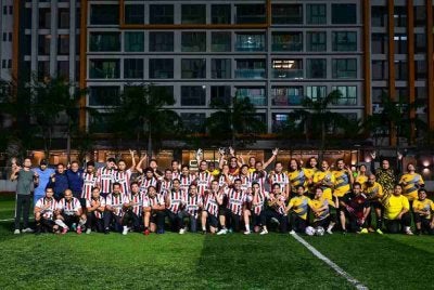 Pasukan JIM Kuala Lumpur (putih) dan pasukan media berentap menerusi perlawanan persahabatan bola sepak di Padang Arena Sukan Kuala Lumpur, pada Rabu.