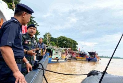 Mohd Yusoff (dua,kiri) melakukan tinjauan ke perairan di Sungai Kelantan di Tumpat serta Kota Bharu yang dipercayai menjadi laluan baharu penyeludupan PATI ke negara ini selepas pangkalan haram di sepanjang Sungai Golok ditutup sepenuhnya sejak 1 Disember 2024. Foto:SINAR HARIAN/HAZELEN LIANA KAMARUDIN