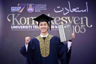Haziq Haiqal menggenggam diploma pada Istiadat Konvokesyen UiTM Ke-105 di UiTM Shah Alam.