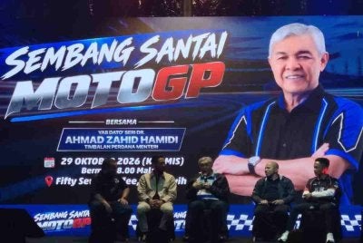 Ahmad Zahid (tengah) berkongsi pengalaman mengenai minatnya terhadap motosikal menerusi program Sembang Santai MotoGP di Fifty Seven Coffee di sini, pada Khamis