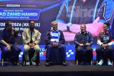 Ahmad Zahid (tengah) berkongsi pengalaman mengenai minatnya terhadap motosikal menerusi program Sembang Santai MotoGP di Fifty Seven Coffee di sini, pada Khamis. Foto ASRIL ASWANDI- SINAR HARIAN