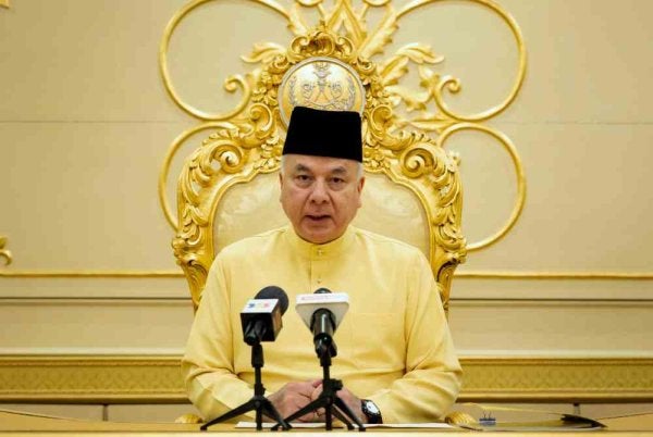 Sultan Nazrin berkenan bertitah ketika mempengerusikan Mesyuarat Dewan Negara Perak ke-175 di Istana Iskandariah pada Khamis. Foto Bernama 