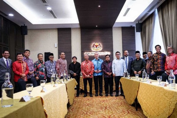Timbalan Perdana Menteri, Datuk Seri Fadillah Yusof (tengah) pada majlis pemeteraian CSA dengan Kerajaan Madani membabitkan Ahli Parlimen Bersatu di Bangunan Parlimen pada Khamis. Foto Bernama