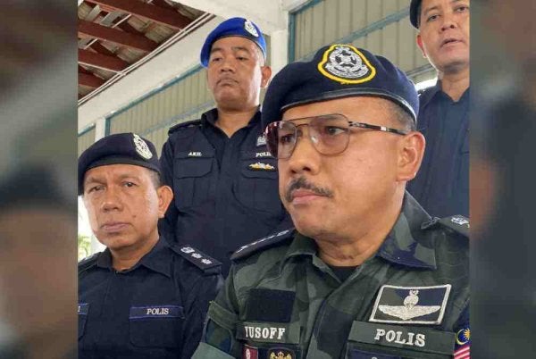 Mohd Yusoff (kanan, duduk) semasa sidang akhbar selepas melakukan tinjauan ke perairan di Sungai Kelantan di Tumpat serta Kota Bharu. Foto:SINAR HARIAN/HAZELEN LIANA KAMARUDIN