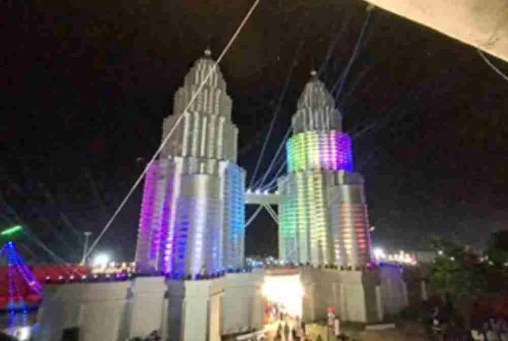 Replika KLCC menghiasi lokasi sambutan Durga Puja di India. Foto Agensi