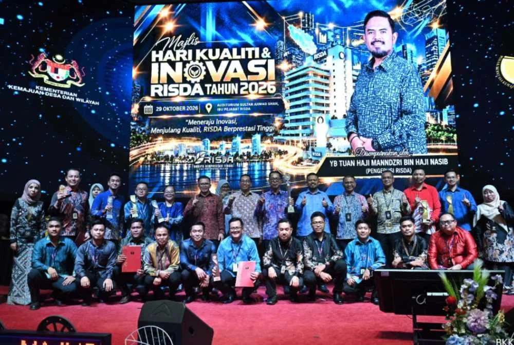 Manndzri (berdiri, enam dari kanan) dan Zainal Azni (berdiri, lapan dari kanan) bergambar bersama-sama warga RISDA Sabah yang dinobat penerima Anugerah Perdana sempena Majlis Hari Kualiti dan Inovasi RISDA 2026 di Ibu Pejabat RISDA di Kuala Lumpur.