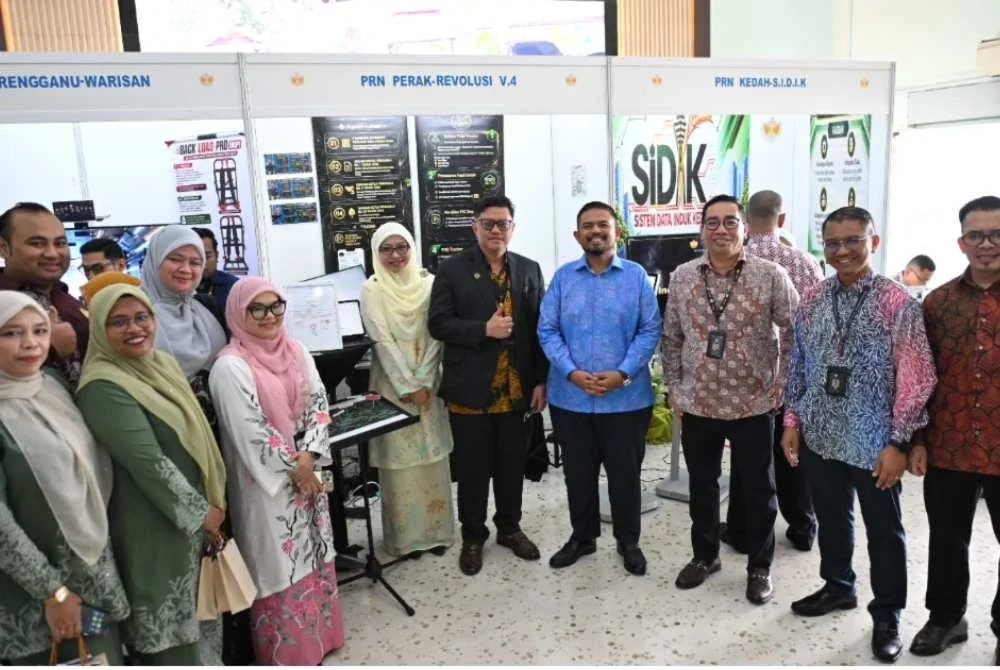 Manndzri (empat kanan) bergambar bersama-sama pempamer inovasi sempena Majlis Hari Kualiti dan Inovasi RISDA 2026.