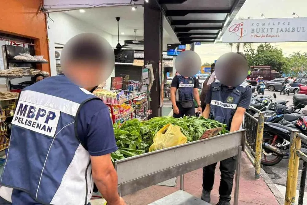 MBPP merampas peralatan perniagaan terhadap tiga premis yang dikenal pasti melakukan ketidakpatuhan berkaitan pengendalian perniagaan.
