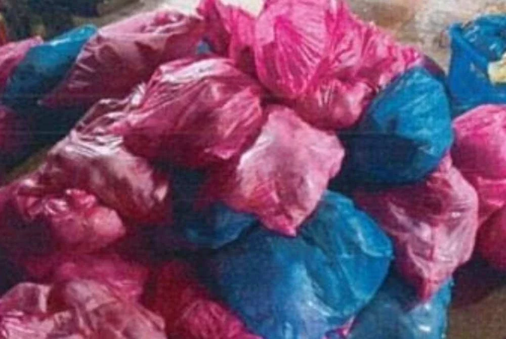 Pemeriksaan lanjut turut menemukan 468 bungkusan plastik berisi ayam mentah dengan anggaran berat keseluruhan 6,555kg.