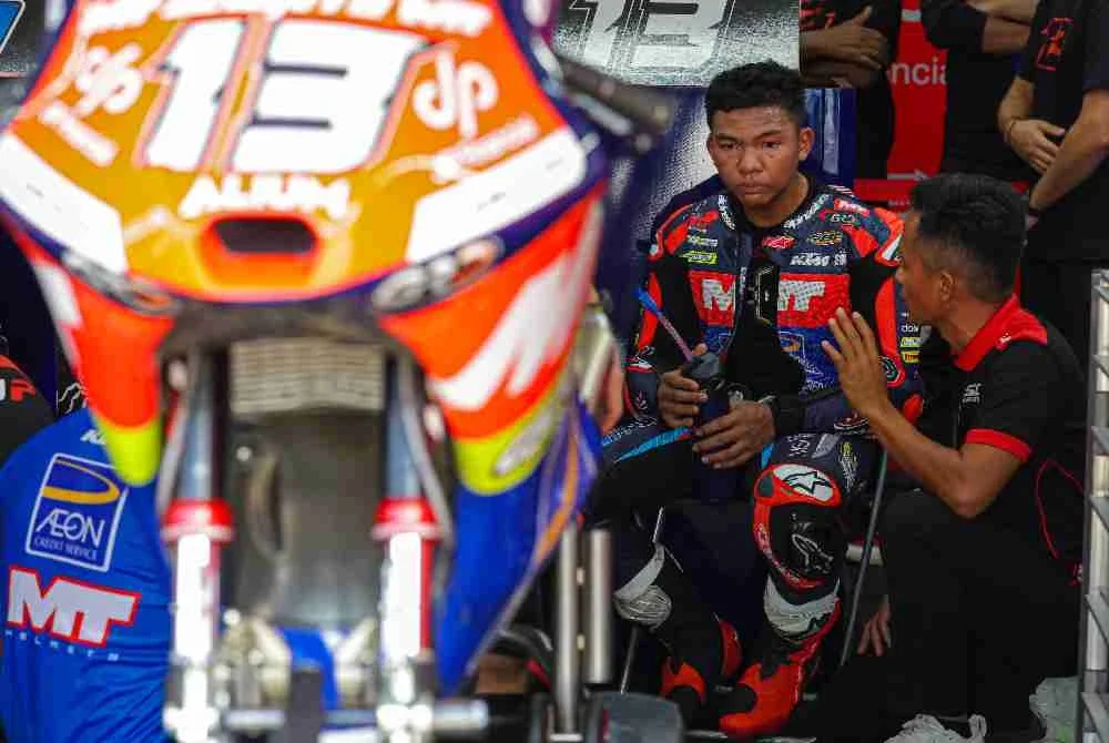 Pelumba Moto3 negara, Muhammad Hakim Danish Ramli (kiri) yang mewakili pasukan AEON Credit-MT Helmets-MSi bersama pengurus pasukan SIC Racing Zulfahmi Khairuddin semasa sesi latihan menjelang perlumbaan Grand Prix Motosikal (MotoGP) Malaysia 2026 di Litar Antarabangsa Sepang (SIC), pada Jumaat. Foto Bernama