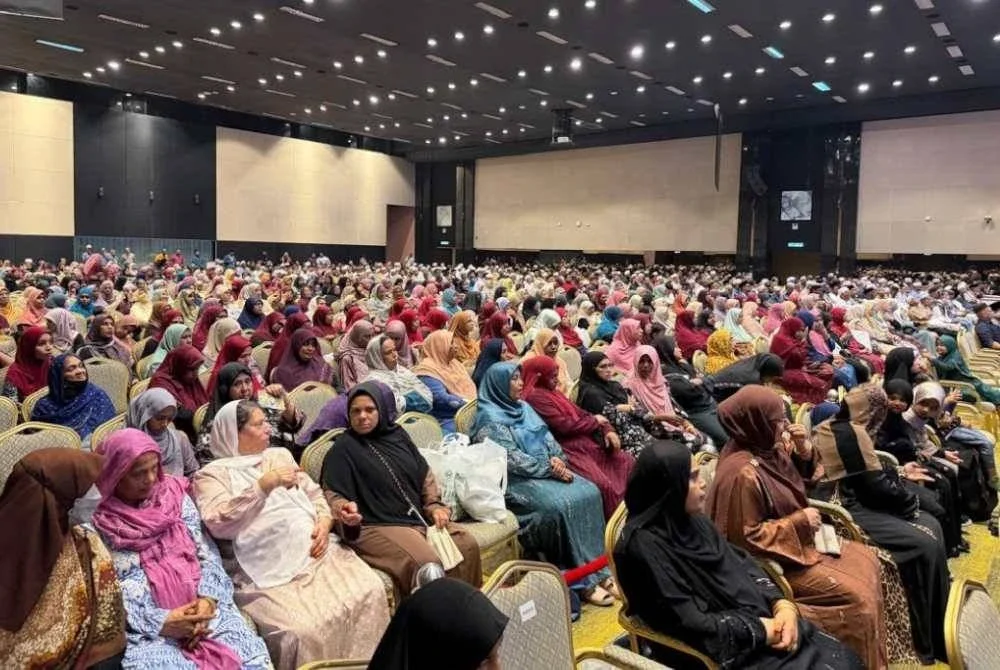 SEBAHAGIAN daripada lebih 1,500 orang yang hadir pada Persidangan Mawlid 6.0 anjuran Permim di Kuala Lumpur baru-baru ini.
