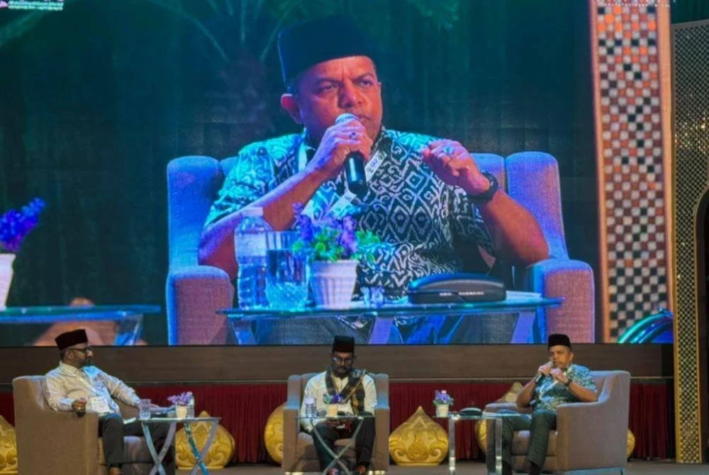 AYOB KHAN (kanan) ketika menjadi ahli panel forum sempena Persidangan Mawlid 6.0 di Kuala Lumpur baru-baru ini.