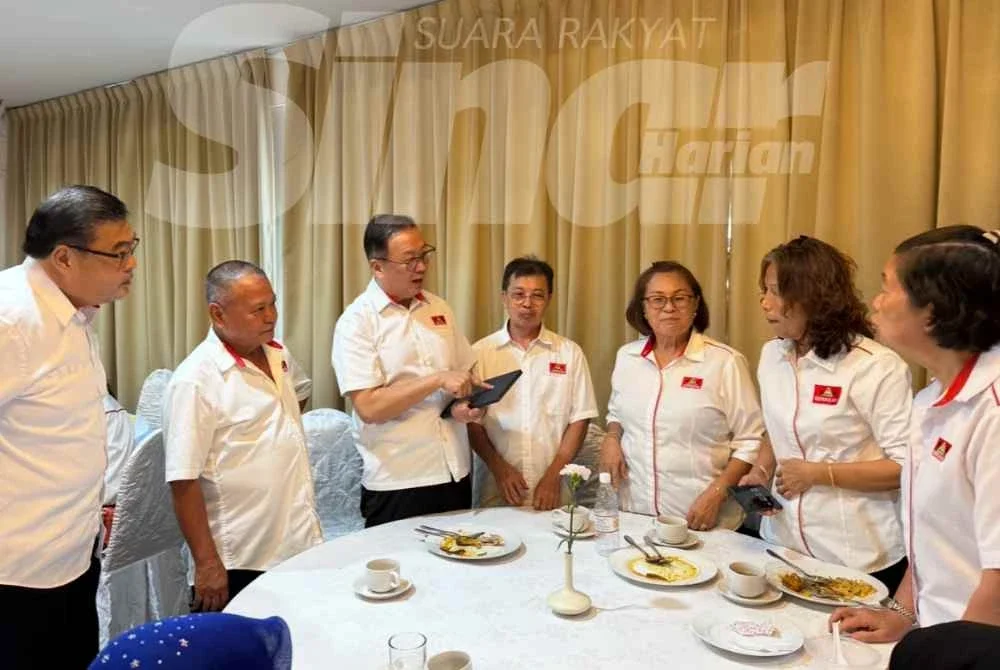 Dominic (tiga dari kiri) bertemu dan beramah mesra dengan ahli Gerakan di Kelantan dan Terengganu yang hadir.