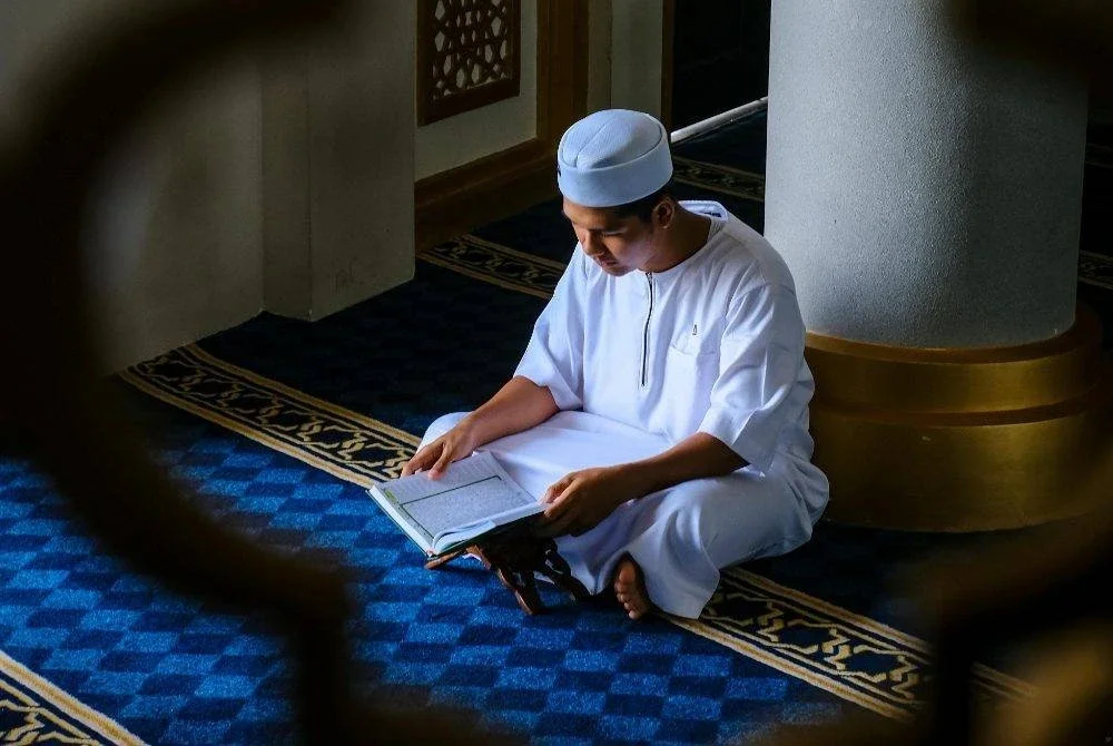 DIBENARKAN untuk memegang naskhah al-Quran yang mempunyai terjemahan walaupun tanpa wuduk.