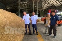Luqman (kiri) dan rombongan melihat padi yang belum diproses semasa mengadakan lawatan ke Kilang Padi Darul Naim Sdn Bhd, Mukim Tasek Berangan di Pasir Mas pada Rabu.