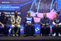 Ahmad Zahid (tengah) berkongsi pengalaman mengenai minatnya terhadap motosikal menerusi program Sembang Santai MotoGP di Fifty Seven Coffee di sini, pada Khamis. Foto ASRIL ASWANDI- SINAR HARIAN