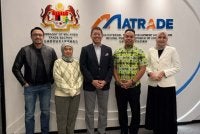 Menteri Kaunselor (MATRADE) yang juga Pesuruhjaya Perdagangan di Kedutaan Malaysia di Beijing, Niqman Rafaee Mohd Sahar (tengah), menerima kunjungan hormat Timbalan Ketua Eksekutif VFive Media Ads, TS Amir Junaidi (dua dari kanan), di Pejabat Matrade di Beijing, China.