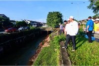 Mohd Jafni meninjau kawasan jalan runtuh di Jalan Persiaran Indahpura 36/2, Kulai pada Jumaat.