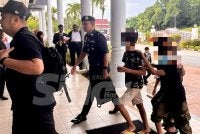 Ketiga-tiga kanak-kanak berkenaan dibawa ke Mahkamah Majistret Bukit Mertajam pada pagi Jumaat untuk pertuduhan ugut seorang wanita warga emas pada 22 Oktober lalu.