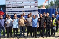 Ahmad (depan, empat dari kanan) meninjau projek pembinaan kemudahan hub ekonomi belia daerah di Pusat Perdagangan Pontian pada Jumaat.