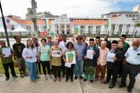 12 NGO mendesak kerajaan negeri menubuhkan Suruhanjaya Siasatan Negeri (SCI) dengan segera bagi menyiasat tragedi tanah runtuh di Paya Terubong. 