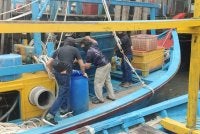 Pemindahan minyak diesel bersubsidi oleh pihak tidak bertanggungjawab dikesan dalam operasi di jeti persendirian di Manjung, Perak.