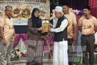 Siti Norina (dua dari kiri) menyampaikan anugerah kepada Nik Abdul Kadir (tiga dari kanan) pada majlis Sambutan 100 tahun Sekolah Kebangsaan Pasir Pekan di Dewan Nahkoda Haji Wan Ali, Tumpat pada Jumaat.