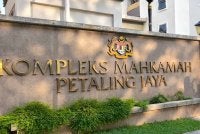 Penjual bateri kenderaan dituduh di Mahkamah Majistret Petaling Jaya atas lima pertuduhan pemalsuan dokumen syarikat. Gambar hiasan 
