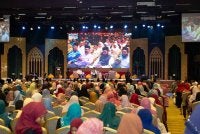 HADIRIN khusyuk mendengar perkongsian daripada ahli panel. 