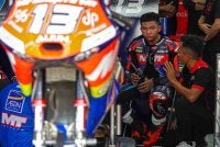Pelumba Moto3 negara, Muhammad Hakim Danish Ramli (kiri) yang mewakili pasukan AEON Credit-MT Helmets-MSi bersama pengurus pasukan SIC Racing Zulfahmi Khairuddin semasa sesi latihan menjelang perlumbaan Grand Prix Motosikal (MotoGP) Malaysia 2026 di Litar Antarabangsa Sepang (SIC), pada Jumaat. Foto Bernama