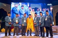 AYOB KHAN (tengah) diberi penghargaan oleh Permim pada Persidangan Mawlid 6.0.
