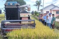 Nordin (dua dari kanan) bersama wakil pesawah Perak Tengah mengadakan lawatan ke Sawah Sempadan, Tanjong Karang di sini bagi mempelajari kaedah rawatan tanah menggunakan bahan organik serta teknik pereputan jerami.